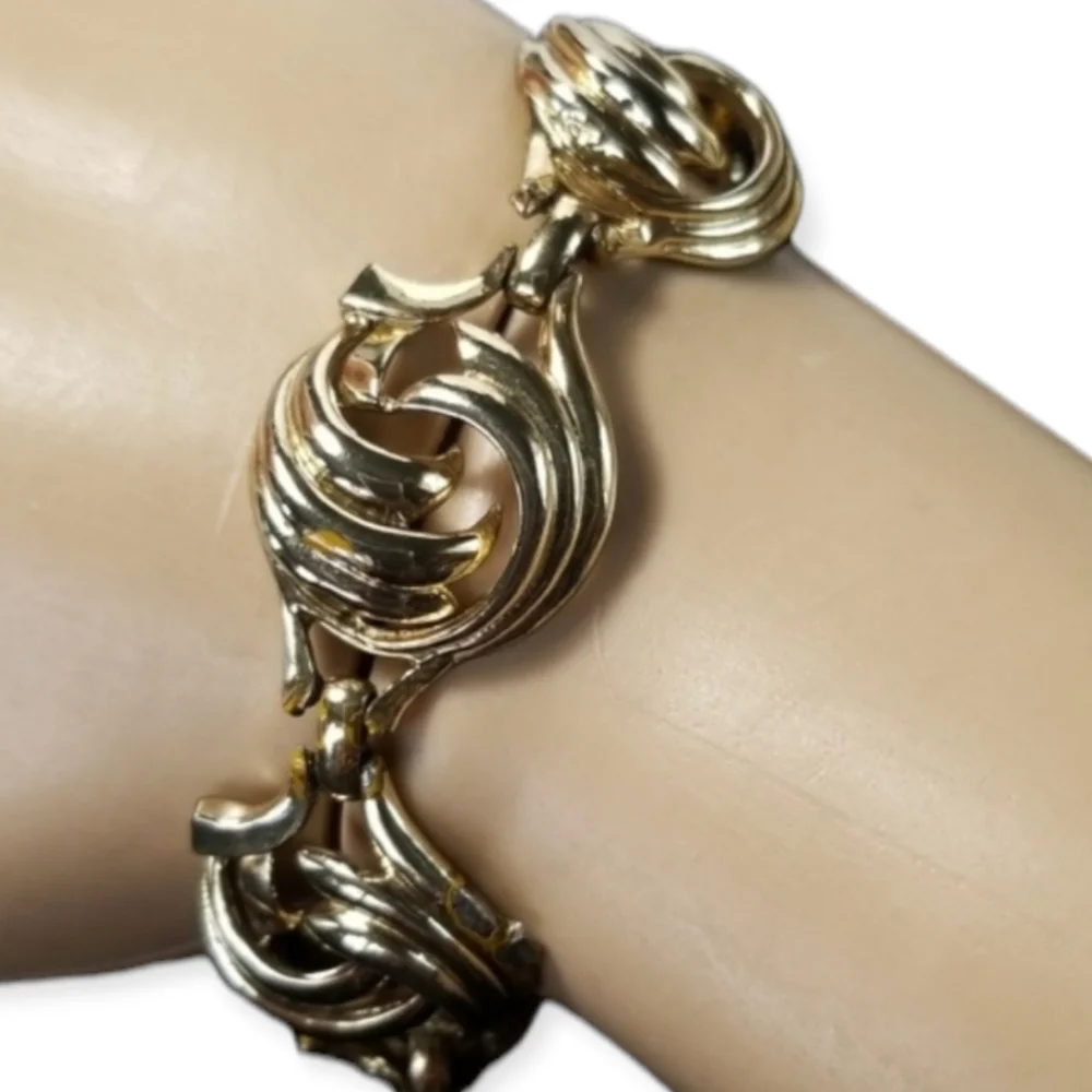 Vintage Signed CORO Link Bracelet Pat Pend Gold Tone